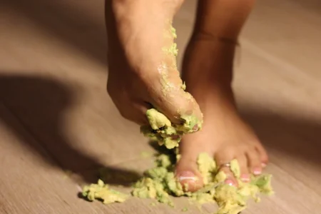 goddessfeetxx kullanıcısının squashing an avocado albümü -  fotoğraf
