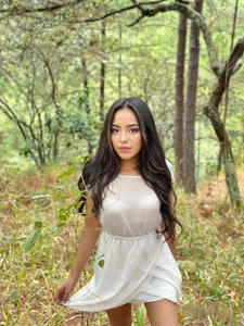 Sofia_Clauss_ I FEEL BEAUTIFUL Pic