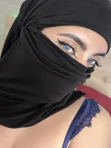 Jasmin_hamdan Tell me no… but look at me like this Pic 3