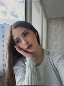 AngeleMooreland shy зображення