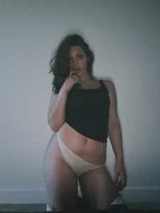 lea_belle_ Blue jeans, Black top Gambar