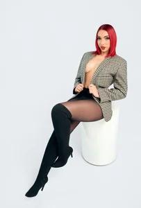 theladymonserrateshow Sexy Suit 🔥 Foto 4