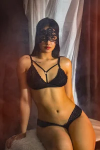 LeenaBrownのThe Dark Kissの枚の写真