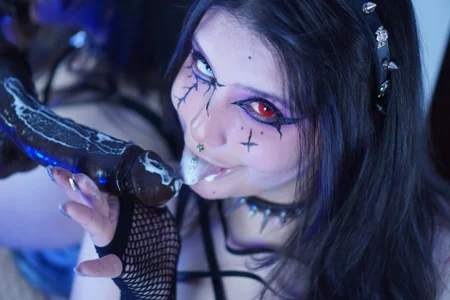 mikaskullcs 🩸 My dark side woke up... and tonight I want to find out if you can resist. 🖤 - {count, plural, one {תמונה אחת} two {שתי תמונות} many {# תמונות} other {# תמונות}}