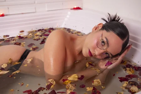 AuroraEvanss Rosas and sensuality, I wait for you on September 19🌹🌹🌹 Bilde