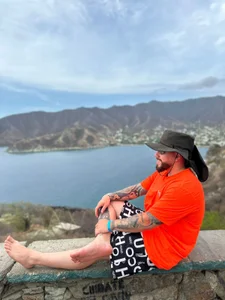 Ades_Lowe feet and beach Foto