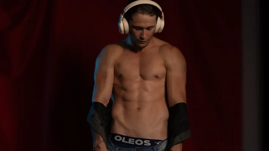 AxelFairchaildheadphones and body Bild 2