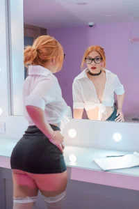 MIIRANDAHOTHorny Secretary Bild