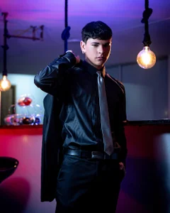 Luke_Howland Relax صورة واحدة|Luke_Howland Relax صورتان|Luke_Howland Relax  4 صور|Luke_Howland Relax  4 صورة