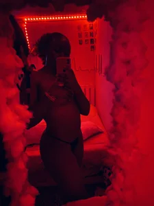 Ashlleiigh welcome to the red room🤭🤤 Εικόνα 2
