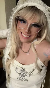 EmikoZephyr Public Pic 2