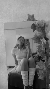 LanaMills_ Black and white Foto 2