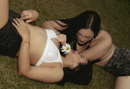 celestestarsのpassionate kisses with my girlfriendの 2枚の写真