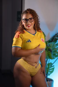 Eva-Millss The tricolor temptation💛💙❤️ Pic
