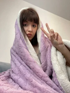 chloe_dreammm imagine me and you on a cold evening under a warm blanket^^ Immagine  6