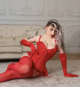 HugeBoobsAlice How do u think red suit me?😈😜 Foto 3