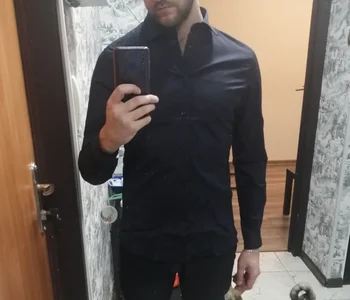 Deckard_Webb1_Which shirt is better?图片