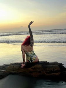 Sarah-Stoner Me in the beach again😛 slika 8