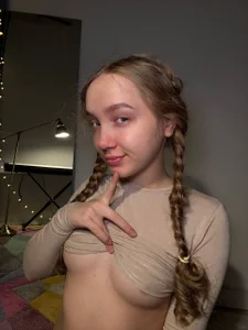 bambi_lu wanna see those underboobies? Foto