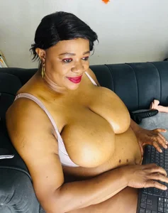 BUSTYQUEEN56_ Public Foto 4