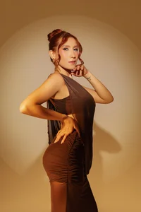 MiaFarrell_ Golden Curve Foto 2