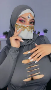 Elegance wrapped in mystery. de hana_falak  3 photos