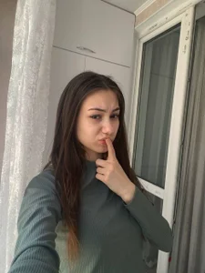 DaynaMachaのGetting dressed for collegeの 4枚の写真