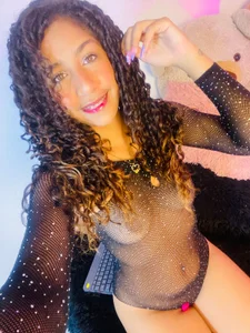 NohaBeyloun_ a look that captivates men🫠😘 Gambar