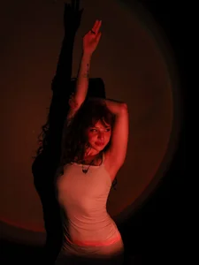 Velvet_Dreamss Between shadows and temptation... do you dare to imagine the rest? Foto 2