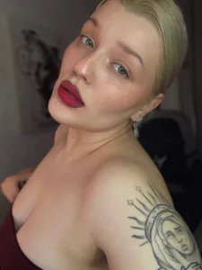 Michele_Greenn Red lips Pic 3