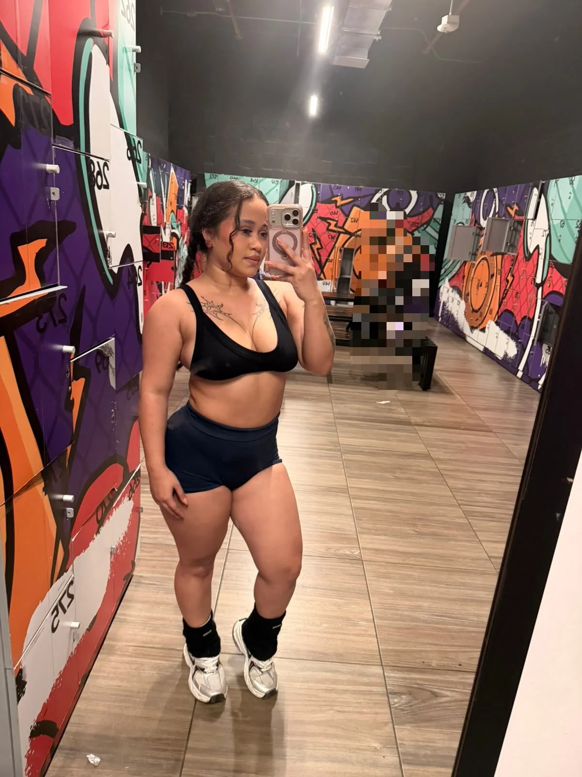 Isa__Blanc in the gym but sexy Bilde 2