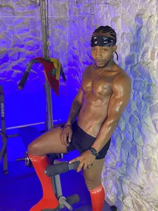 RicoBrown777_ We exercise together? Hình 6