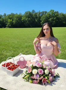 megan_29 An afternoon of picnic, but with you it would be better ... Can you accompany me? Pic 3