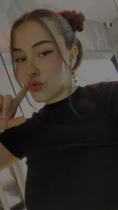 HannaCollins_ You would like to see what I have under this let your imagination fly and let it know 🥵🔥🔥 圖片