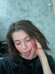CutieAnny Showing my tongue Foto 5