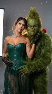 You wanna be my Grinch? 💚 od ArianaDumont  2 snímek
