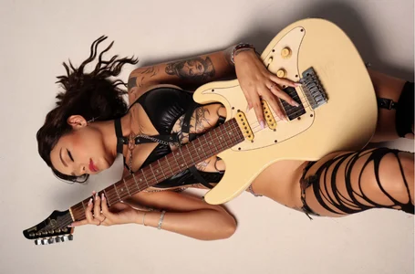 shantallvegga1 Guitar and Sin Foto 5