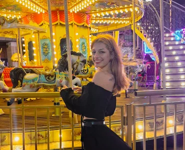 DaphneRose Tonight feels like the beginning of a little love story🥰 รูป 