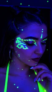 whitney_white_ Neon Face 🌈  3. fényk ép