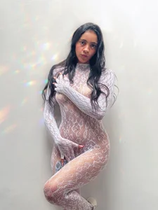 Kata_harrington white makes me look elegant  3. fénykép