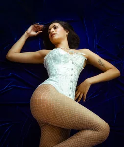 _Felicity_1 That bodice must be felt Pic 4