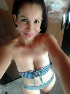 girl-hot903 Public Pic 2