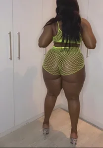 ✨Feet 🦶🏽 n Heels 👠 ✨ de YummyThick_Yanaya  3 photos