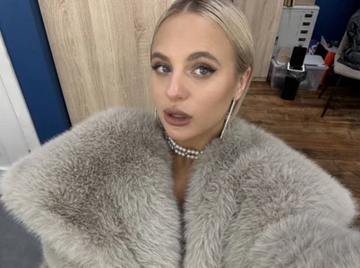 Daisy_Wave Feeling my best in a Glam MakeUp Pic 3