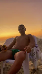 Green thong, on the beach! 🏖️🌊 de Jake_Thomas  2 photos