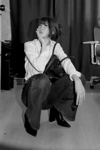 GailVerbeke posing `` ポーズ Pic 3