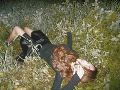 LilMonyy Touching warm grass slika 5