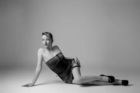 LaraLanee B&W lust Pic 9