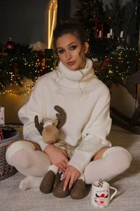 MissEmilyMiller 🎄☕️Cozy Christmas Tease ☕️🎄  2টি ছবি