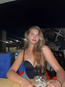 Public de delinasis  4 photos